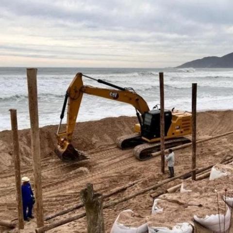 Máquinas trabalham no Morro das Pedras
